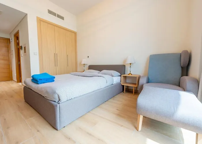 Luxury Escapes - Cozy Studio In Front Of Metro Stn - Access To Gym & Pool - Aura Azizi
